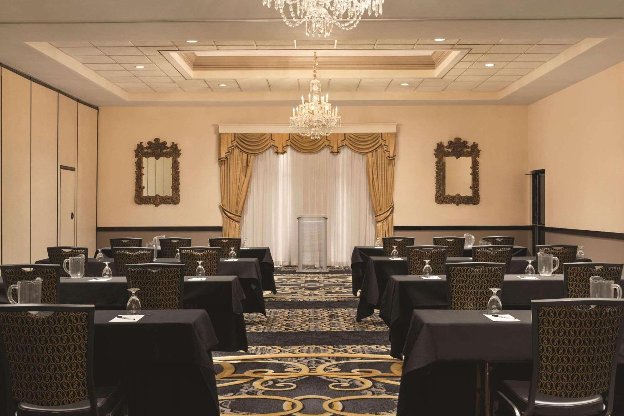 Radisson Hotel & Conference Center Rockford Buitenkant foto